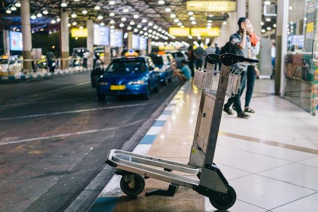 Czym dojechać z lotniska Modlin do Warszawy najszybciej?